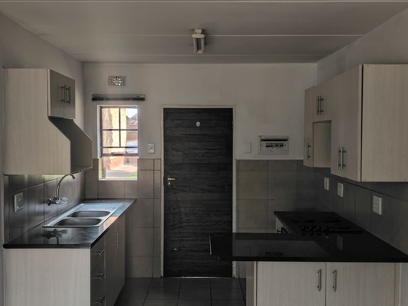 Secure complex close to all amenities - Photo 4