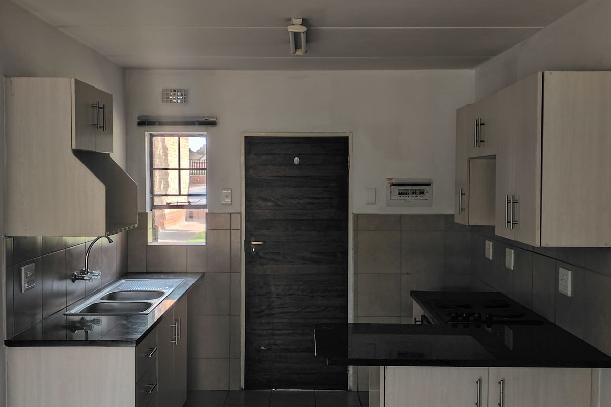 Secure complex close to all amenities - Photo 4