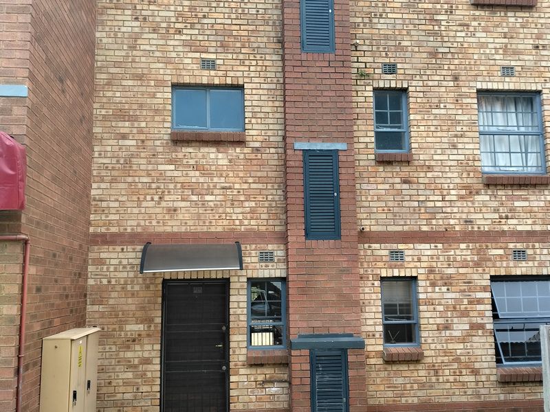 Secure complex close to all amenities - Photo 9