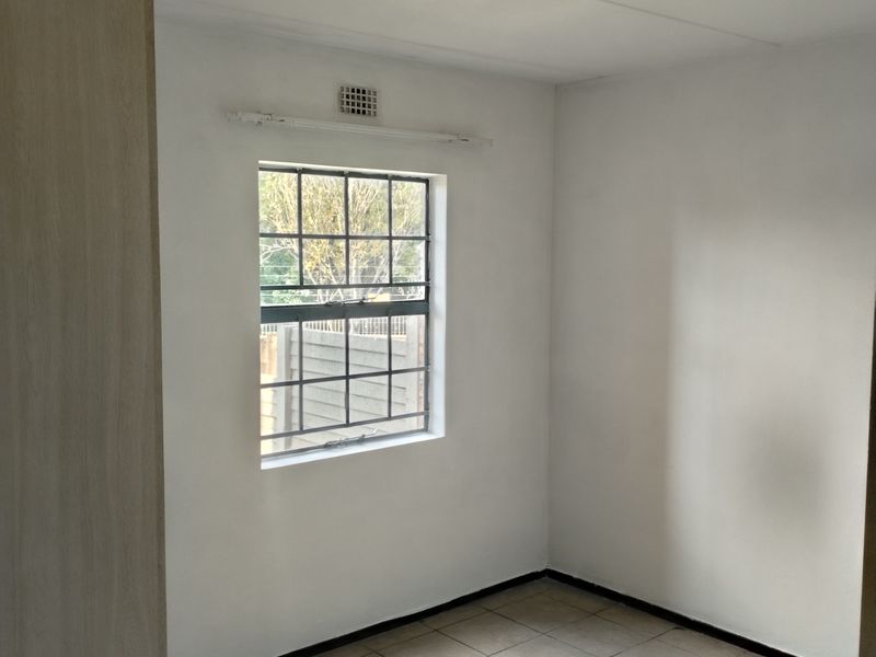 Secure complex close to all amenities - Photo 8