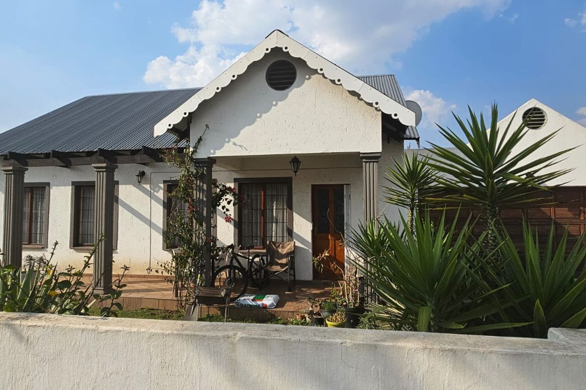 Charming 2 Bedroom Townhouse - Photo 2