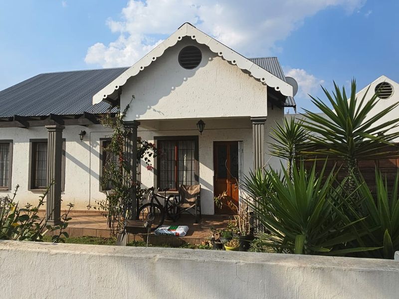 Charming 2 Bedroom Townhouse - Photo 2