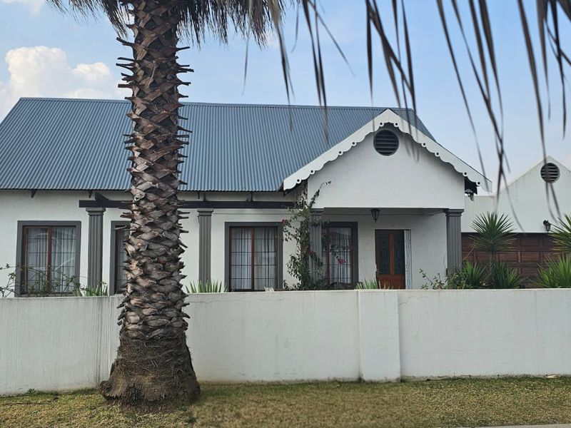 Charming 2 Bedroom Townhouse - Photo 5