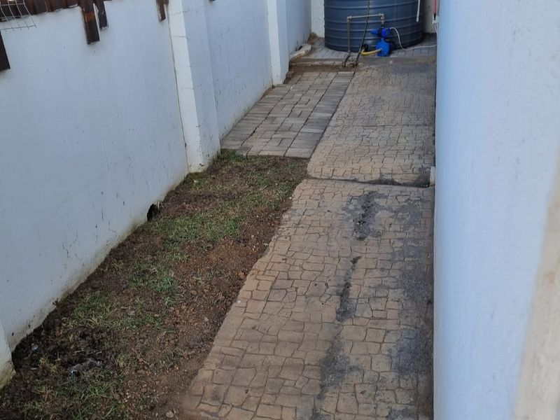 Charming 2 Bedroom Townhouse - Photo 9