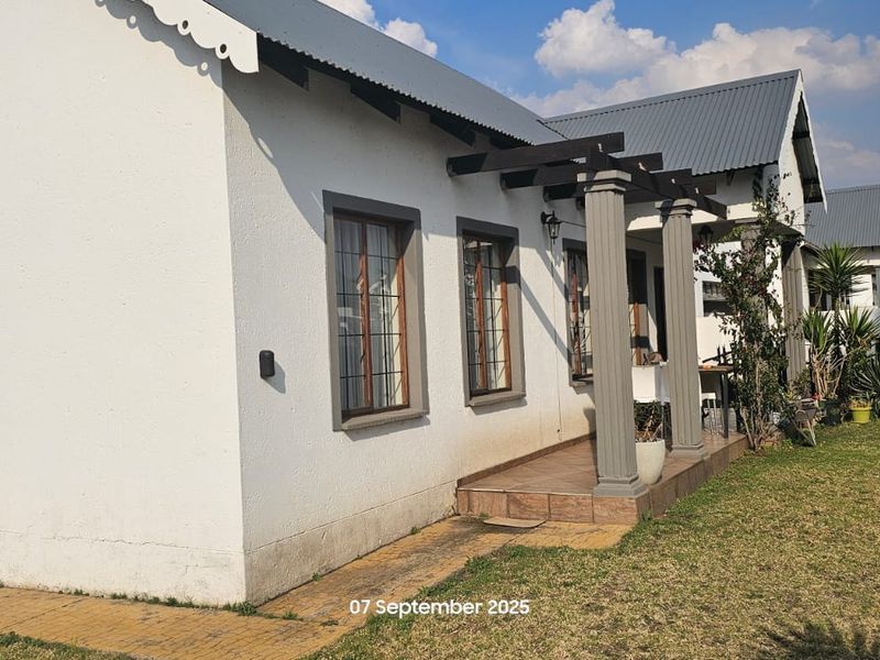 Charming 2 Bedroom Townhouse - Photo 8