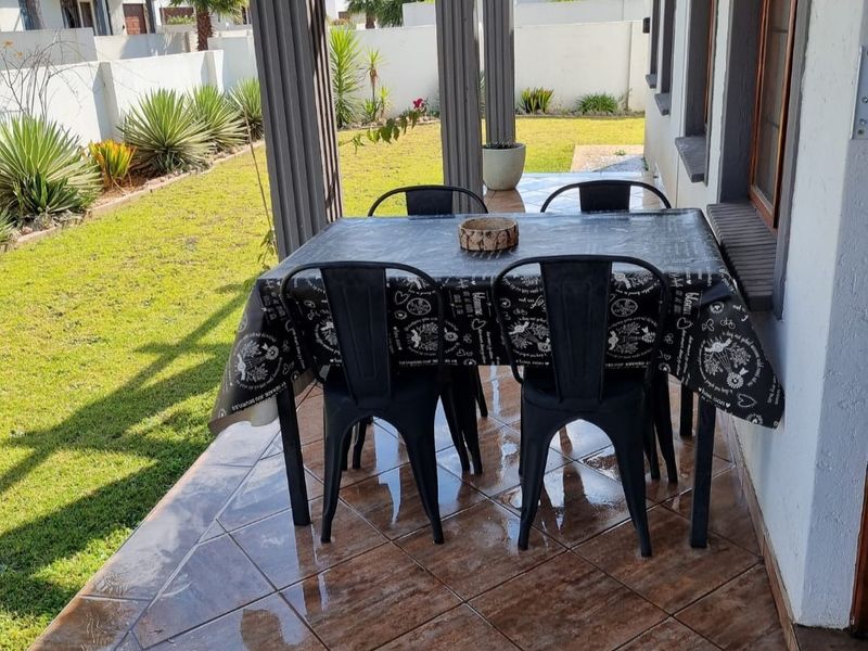 Charming 2 Bedroom Townhouse - Photo 7