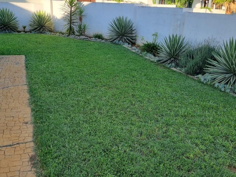 Charming 2 Bedroom Townhouse - Photo 3