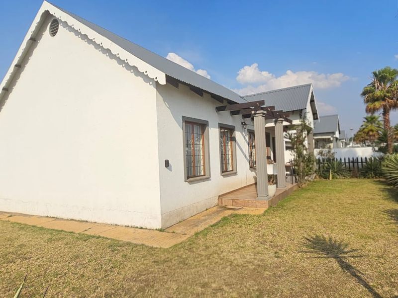 Charming 2 Bedroom Townhouse - Photo 6