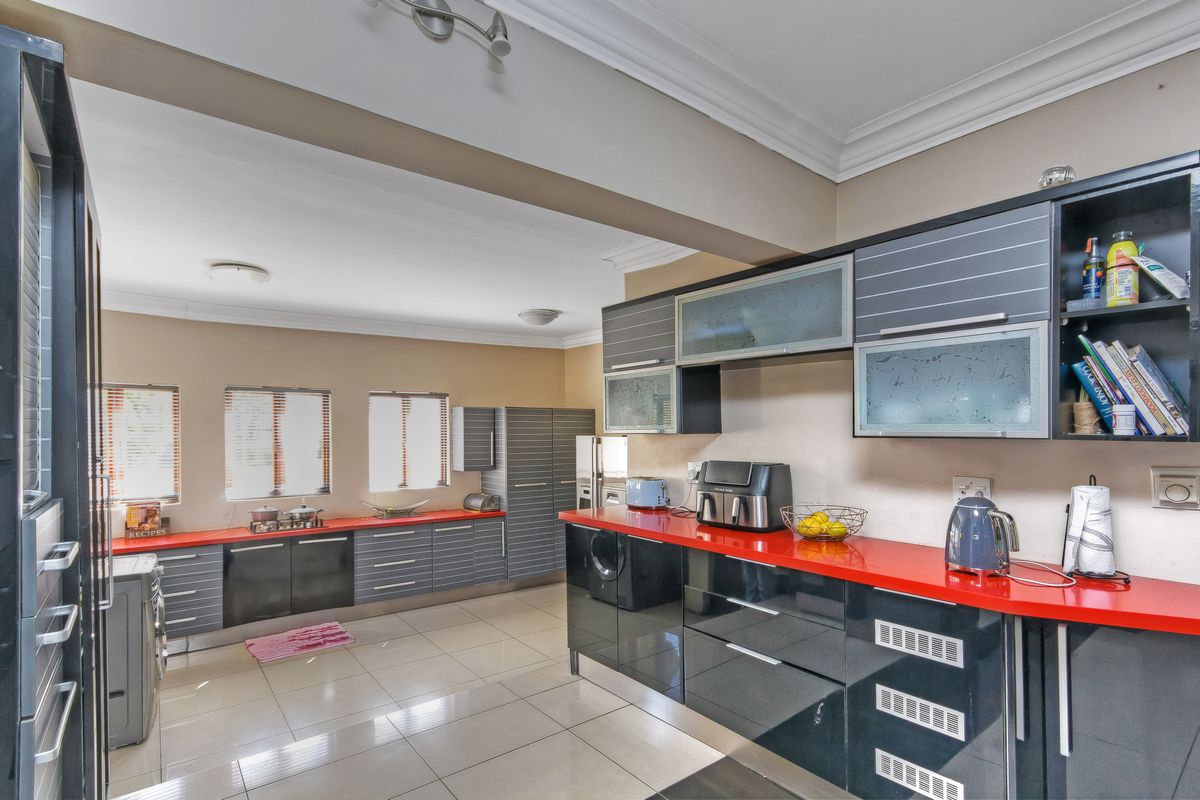 A Home That Has it All- STUNNING 5 BEDROOM HOME WAITING FOR YOU - Photo 2