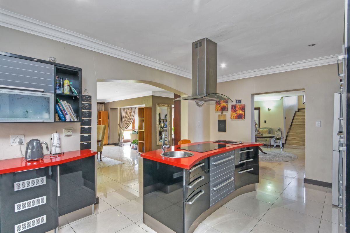 A Home That Has it All- STUNNING 5 BEDROOM HOME WAITING FOR YOU - Photo 5