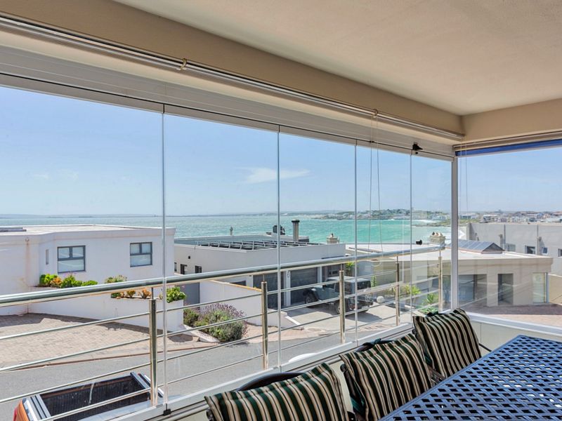 Where Coastal Elegance Meets Endless Views - Photo 4