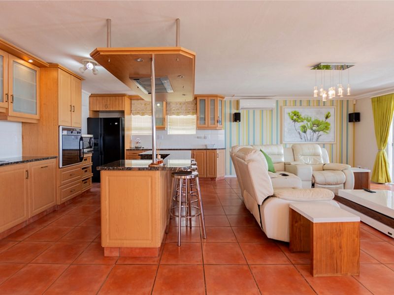 Where Coastal Elegance Meets Endless Views - Photo 10