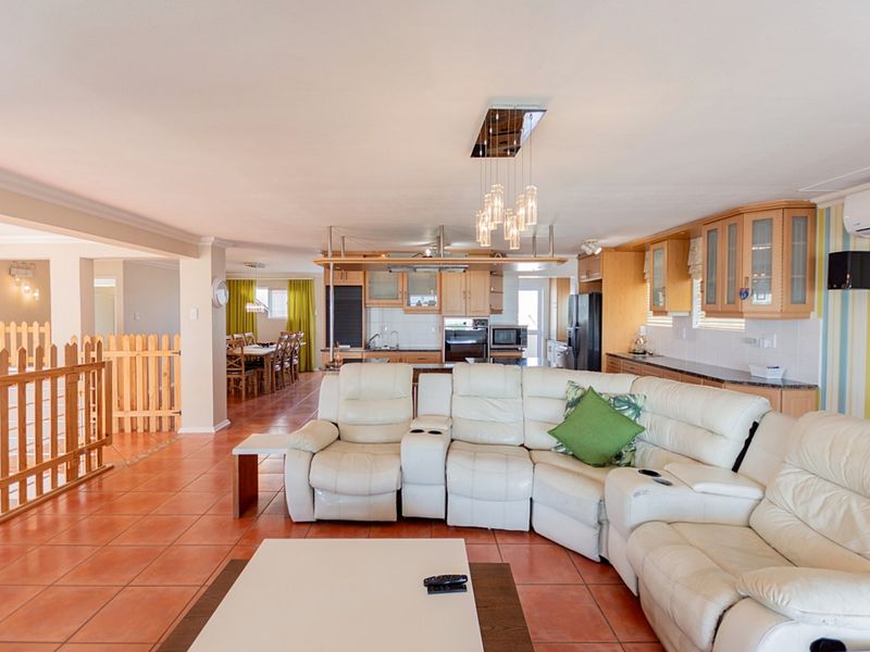 Where Coastal Elegance Meets Endless Views - Photo 8