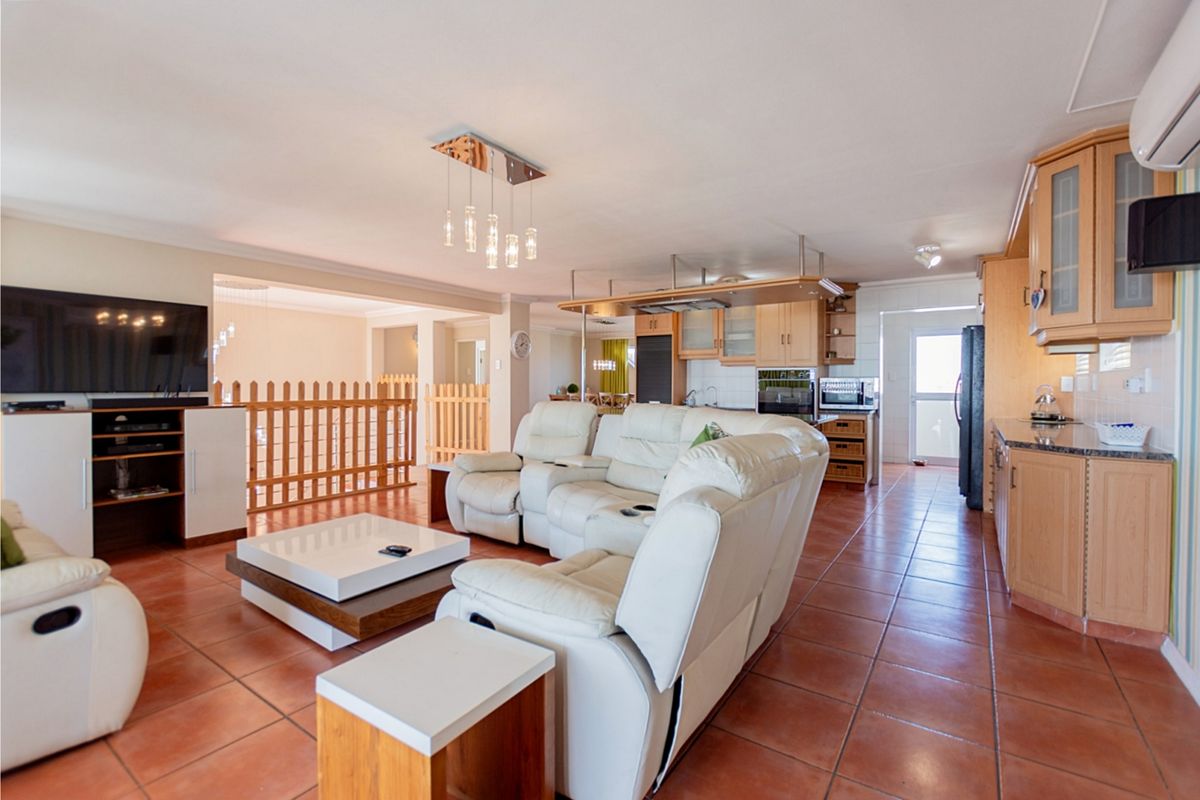 Where Coastal Elegance Meets Endless Views - Photo 3