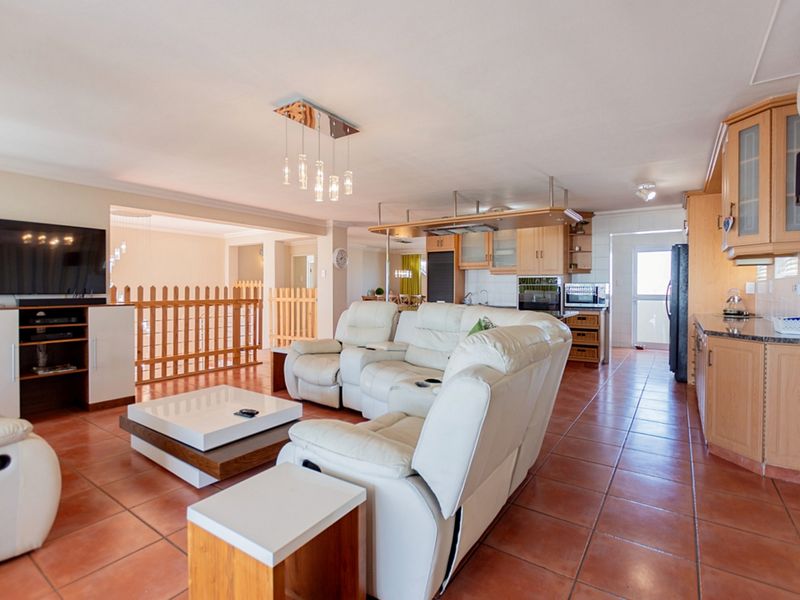 Where Coastal Elegance Meets Endless Views - Photo 3