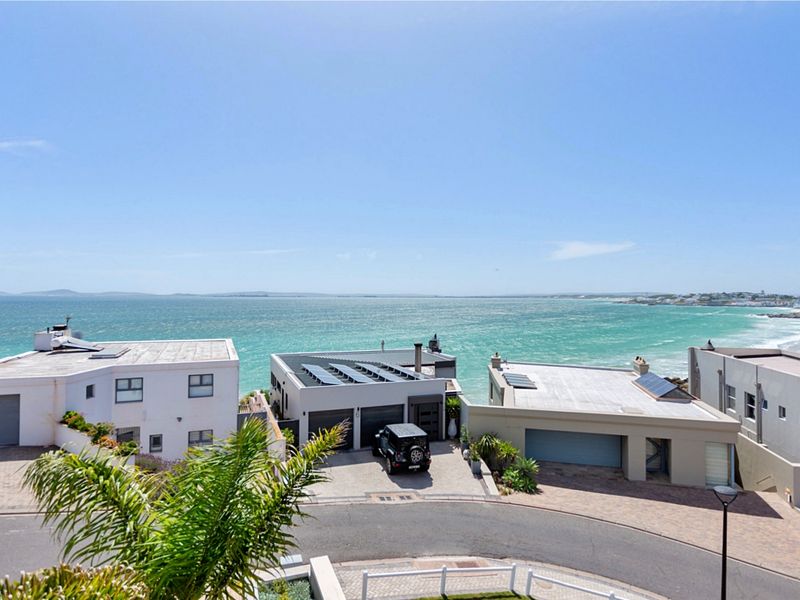 Where Coastal Elegance Meets Endless Views - Photo 2