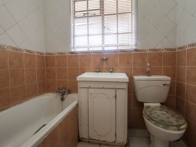 Affordable 2 Bedroom 1 Bathroom Ground Floor Unit Ideal for First Time Buyers or Investors - Photo 10