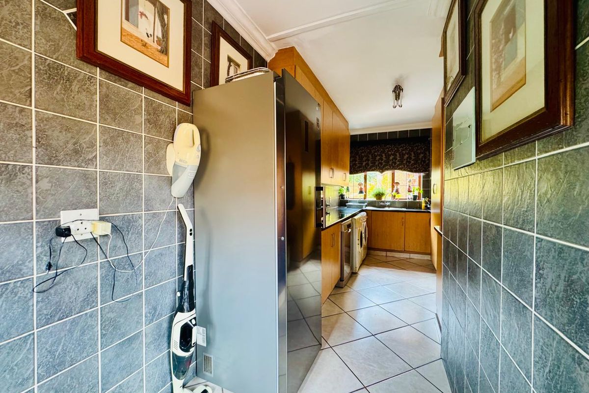Flawlessly Maintained 4-Bedroom Estate Home with Private Garden and Pool - Photo 5