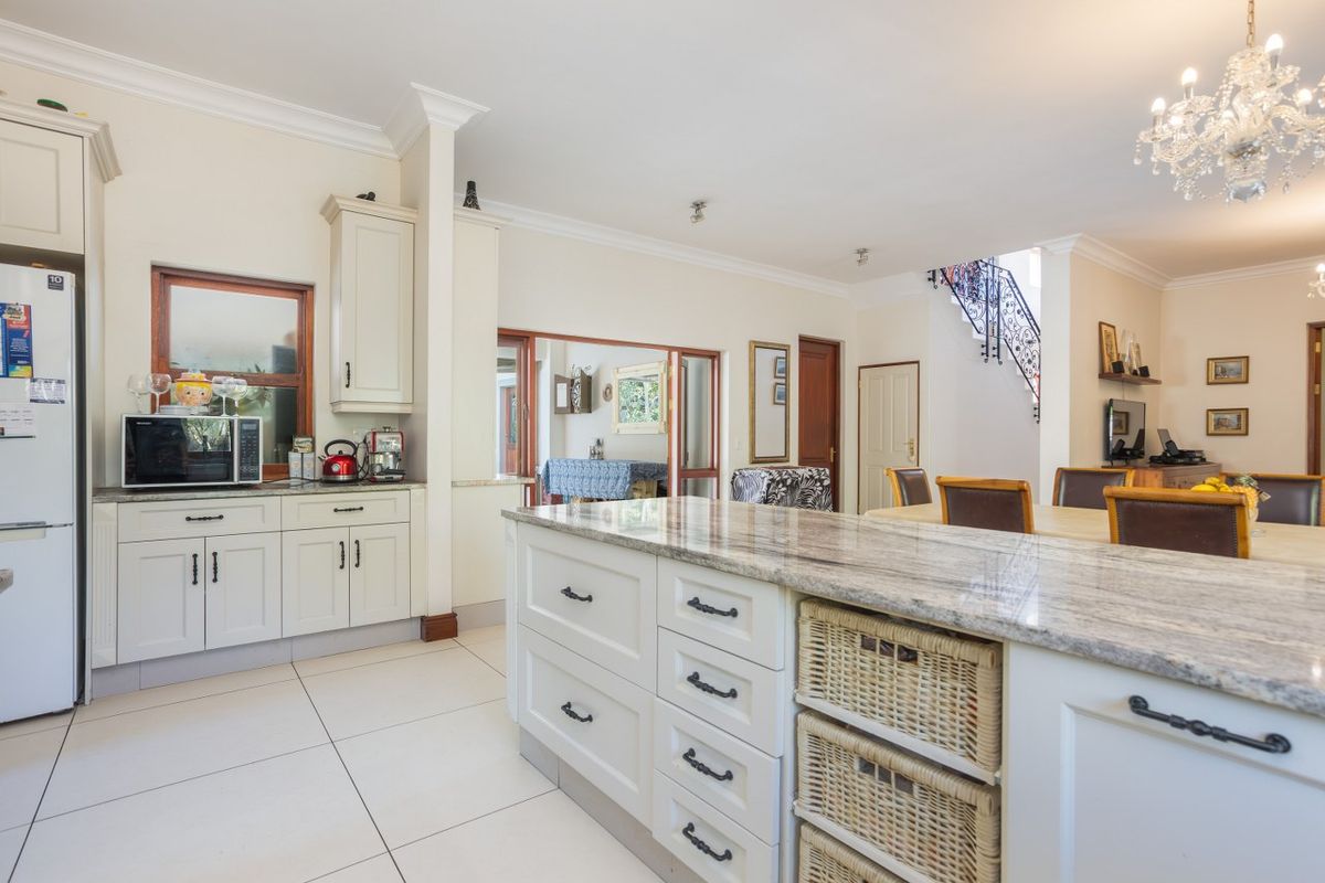 Family Home bordering green space with scenic views and flatlet - Photo 3