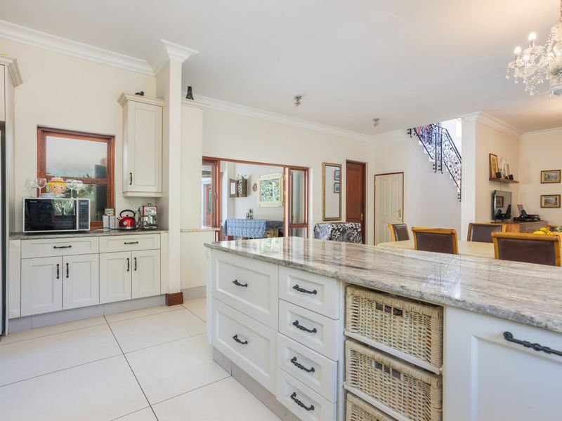 Family Home bordering green space with scenic views and flatlet - Photo 3