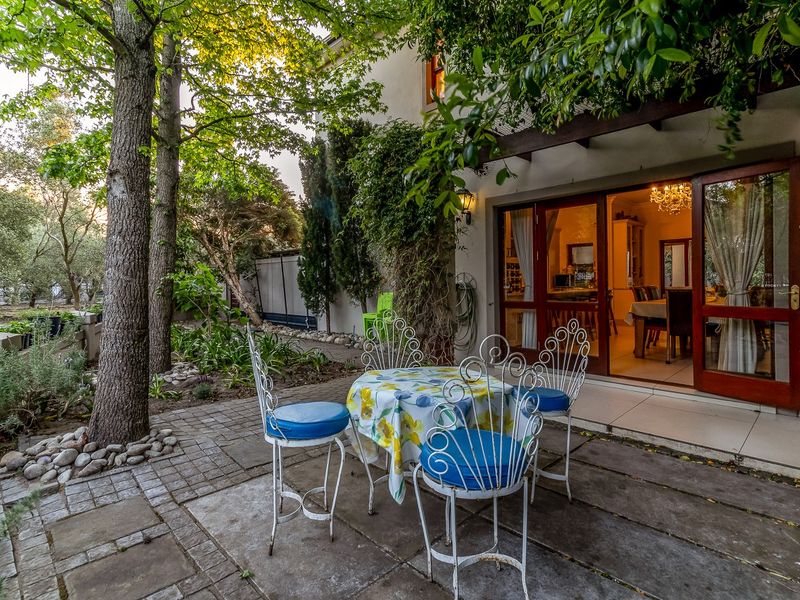 Family Home bordering green space with scenic views and flatlet - Photo 10