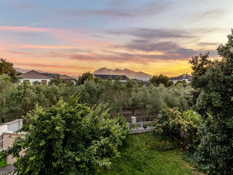 Family Home bordering green space with scenic views and flatlet - Photo 8