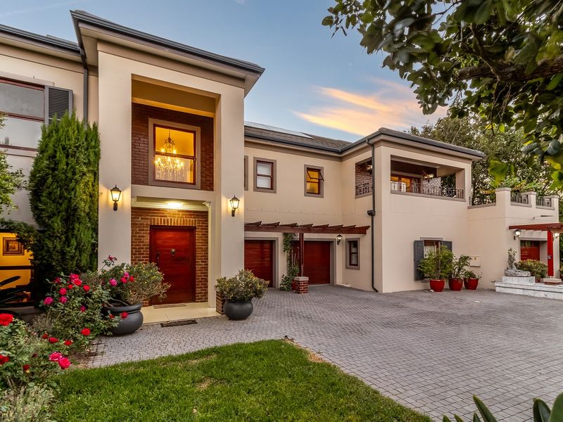 Family Home bordering green space with scenic views and flatlet - Photo 7