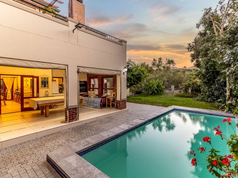 Family Home bordering green space with scenic views and flatlet - Photo 9