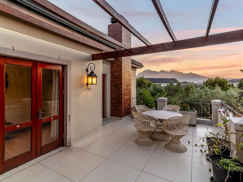 Family Home bordering green space with scenic views and flatlet - Photo 6