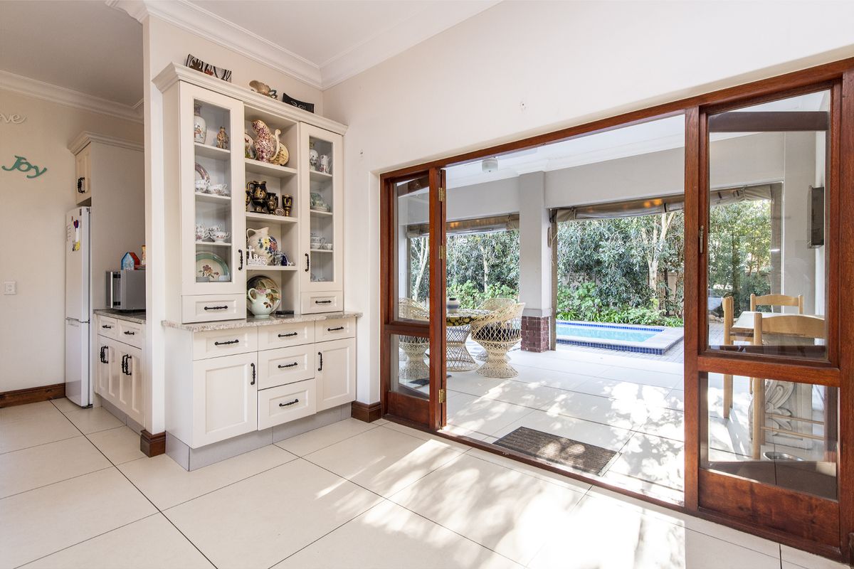 Family Home bordering green space with scenic views and flatlet - Photo 4