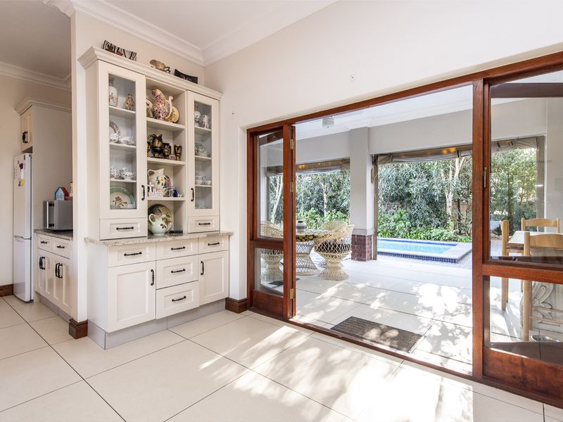 Family Home bordering green space with scenic views and flatlet - Photo 4