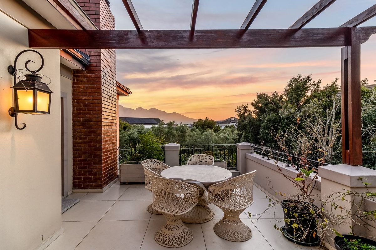 Family Home bordering green space with scenic views and flatlet - Photo 2