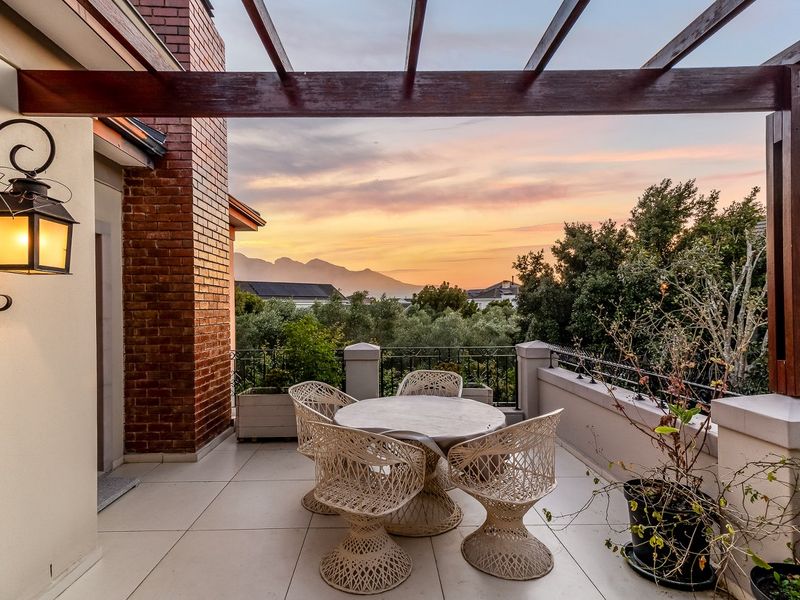 Family Home bordering green space with scenic views and flatlet - Photo 2