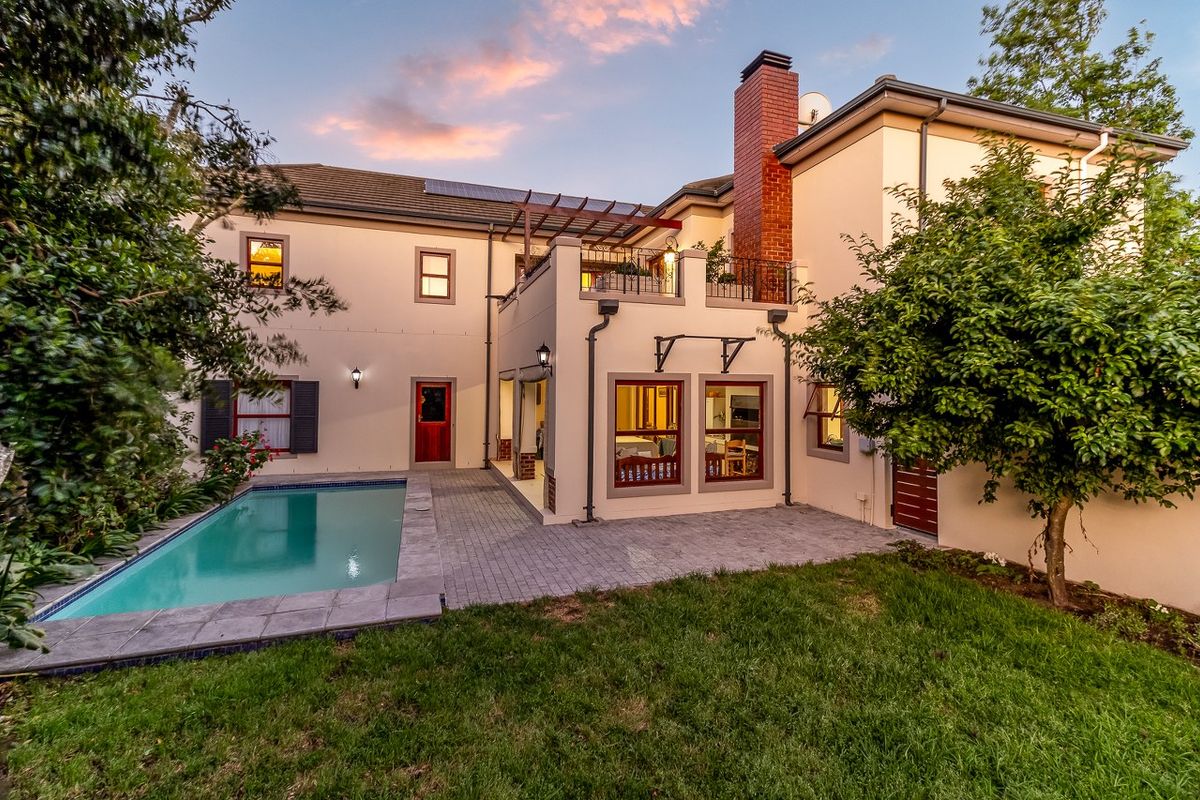 Family Home bordering green space with scenic views and flatlet - Photo 5