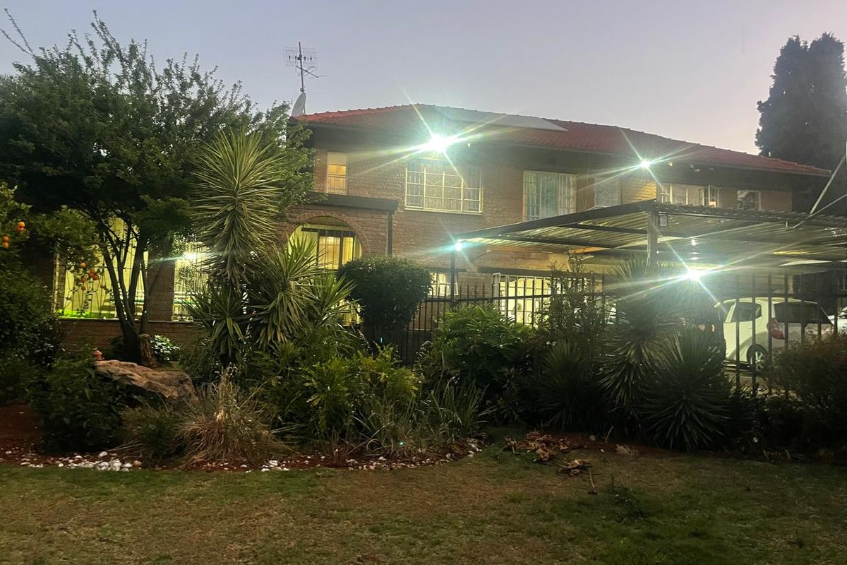 Prime 1100sqm Property with Cottages & Solar System - Photo 2