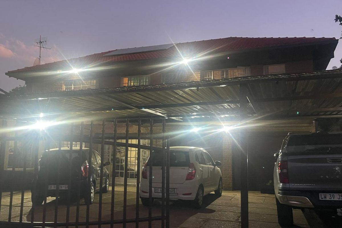 Prime 1100sqm Property with Cottages & Solar System - Photo 3