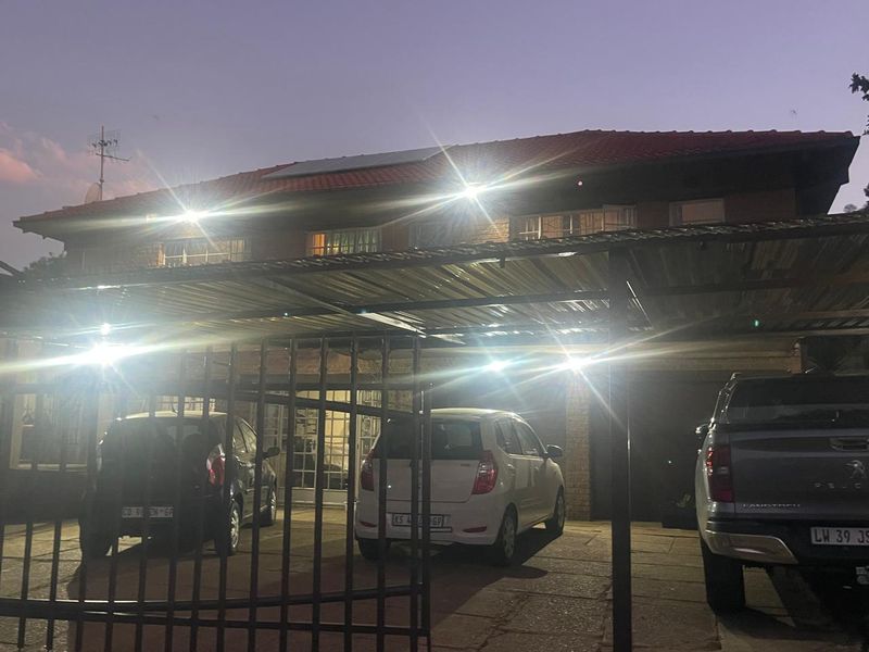 Prime 1100sqm Property with Cottages & Solar System - Photo 3