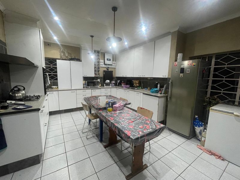 Prime 1100sqm Property with Cottages & Solar System - Photo 10