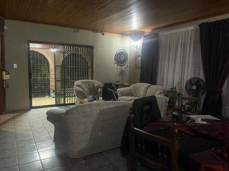 Prime 1100sqm Property with Cottages & Solar System - Photo 9