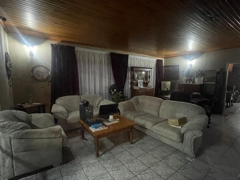 Prime 1100sqm Property with Cottages & Solar System - Photo 6