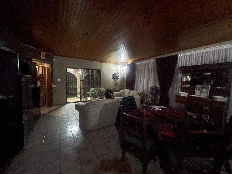 Prime 1100sqm Property with Cottages & Solar System - Photo 7