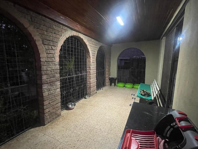 Prime 1100sqm Property with Cottages & Solar System - Photo 4