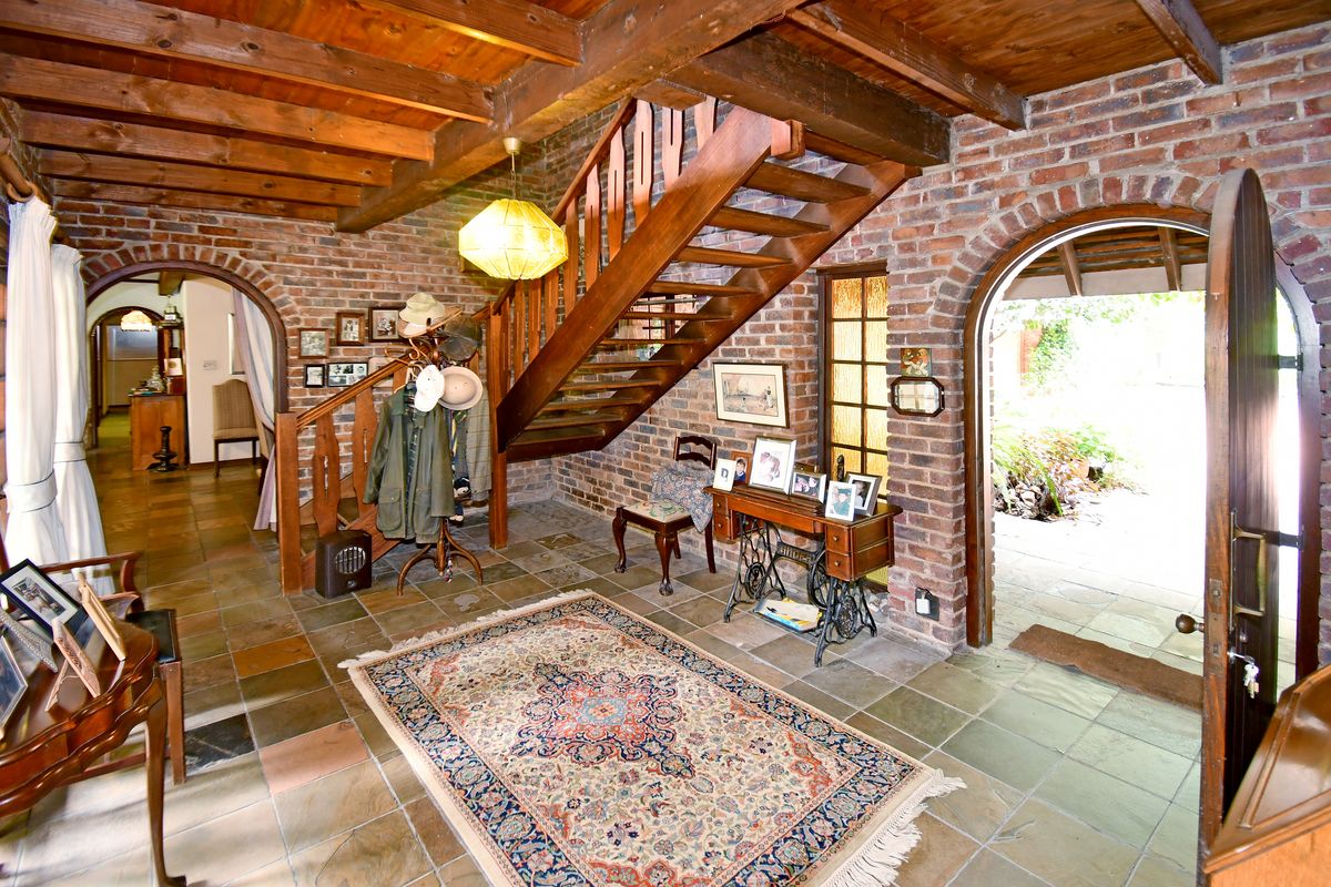 Beautifully landscaped garden property with a main home, cottage, and stables - Photo 3