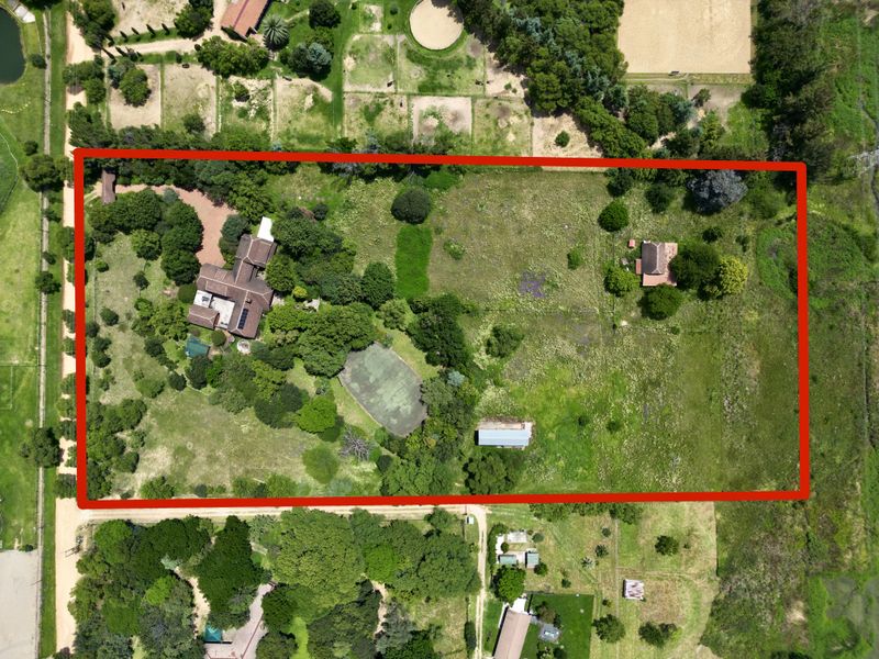 Beautifully landscaped garden property with a main home, cottage, and stables - Photo 2