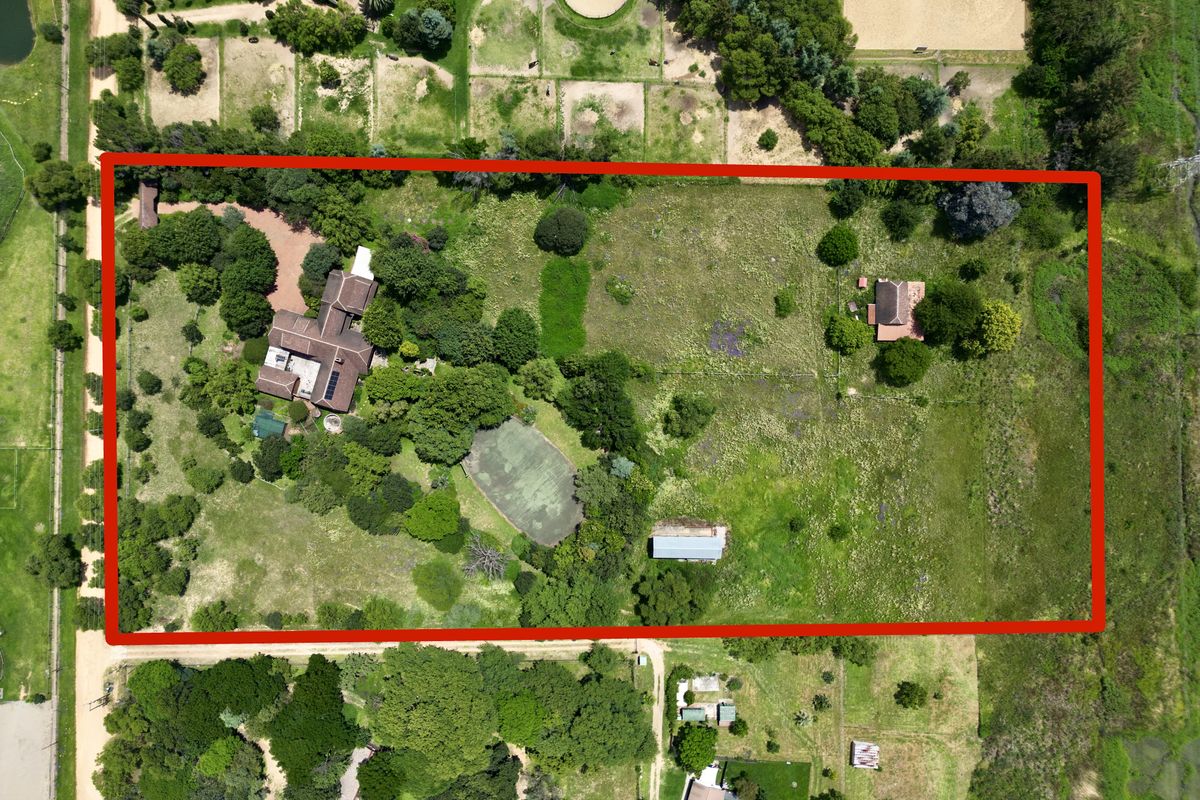 Beautifully landscaped garden property with a main home, cottage, and stables - Photo 2