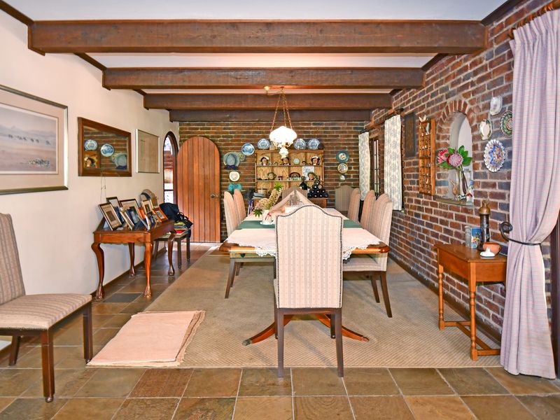 Beautifully landscaped garden property with a main home, cottage, and stables - Photo 5