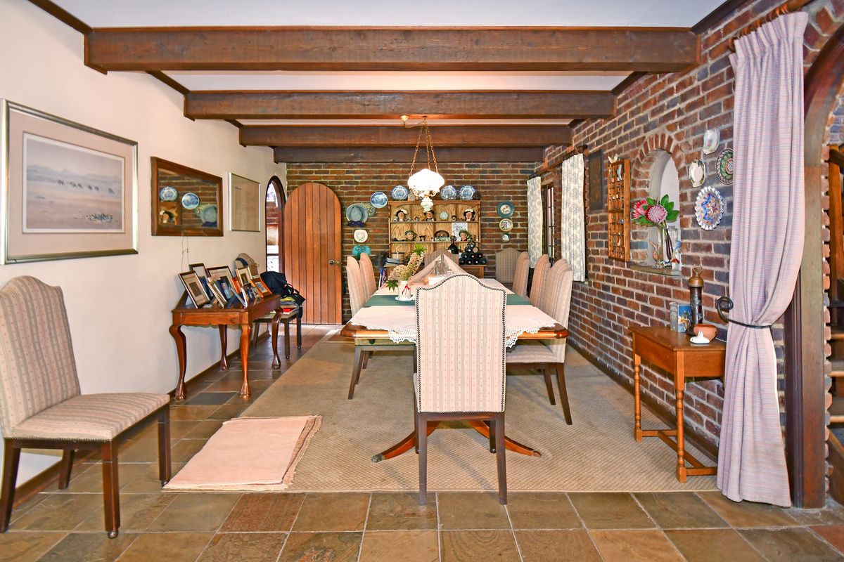 Beautifully landscaped garden property with a main home, cottage, and stables - Photo 5