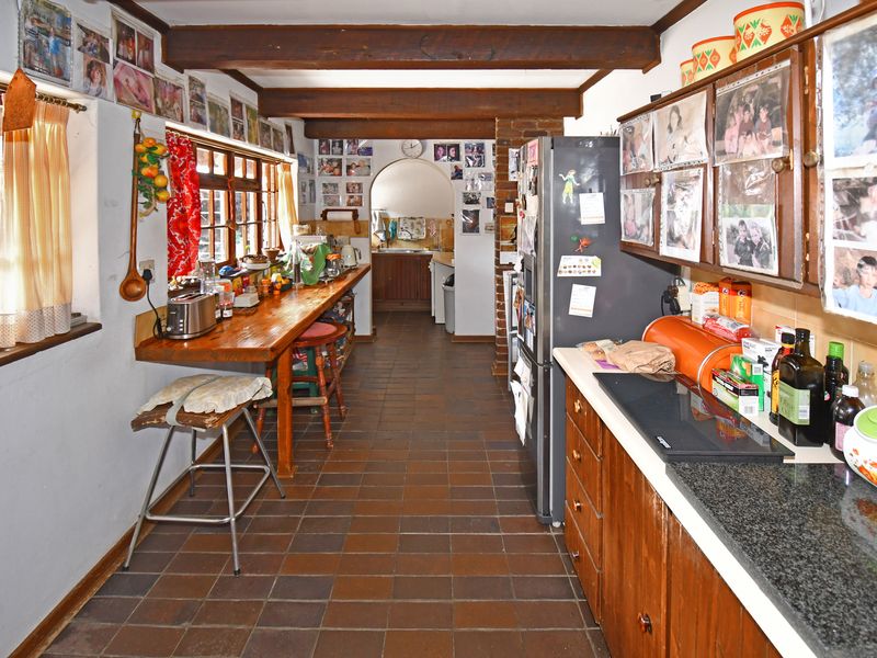 Beautifully landscaped garden property with a main home, cottage, and stables - Photo 10