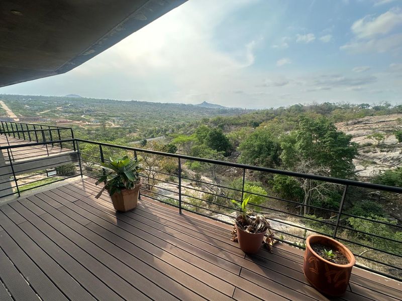 Exclusive luxury home in La Roi Wildlife Estate. 4 Bedroom, 3.5 Bathrooms + Flat - Photo 6