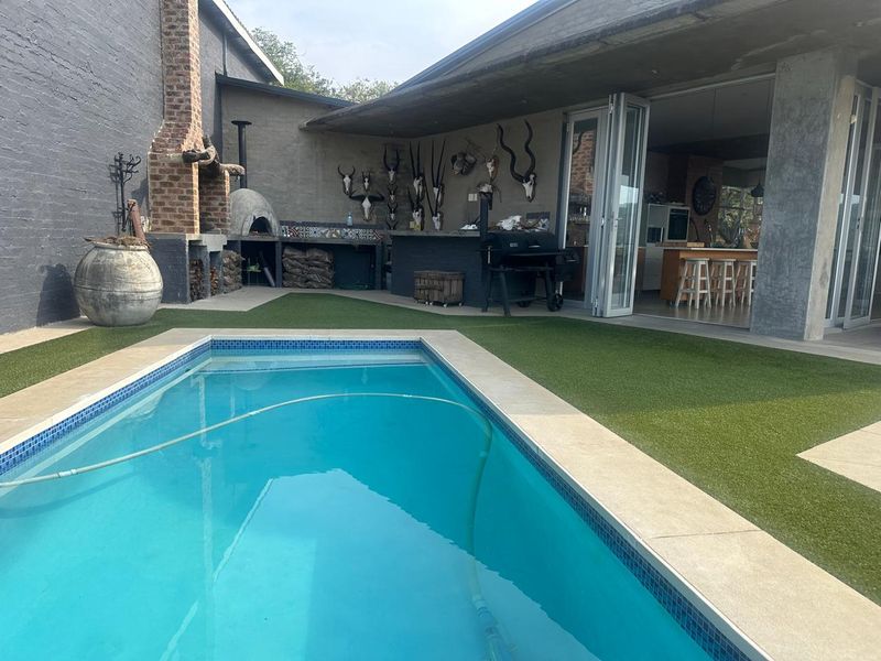 Exclusive luxury home in La Roi Wildlife Estate. 4 Bedroom, 3.5 Bathrooms + Flat - Photo 2